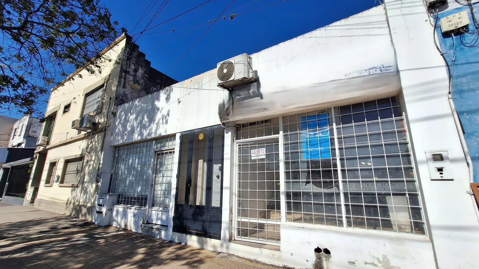 CASA EN VENTA CON PILETA Y LOCALES EN AV ROCA foto 3