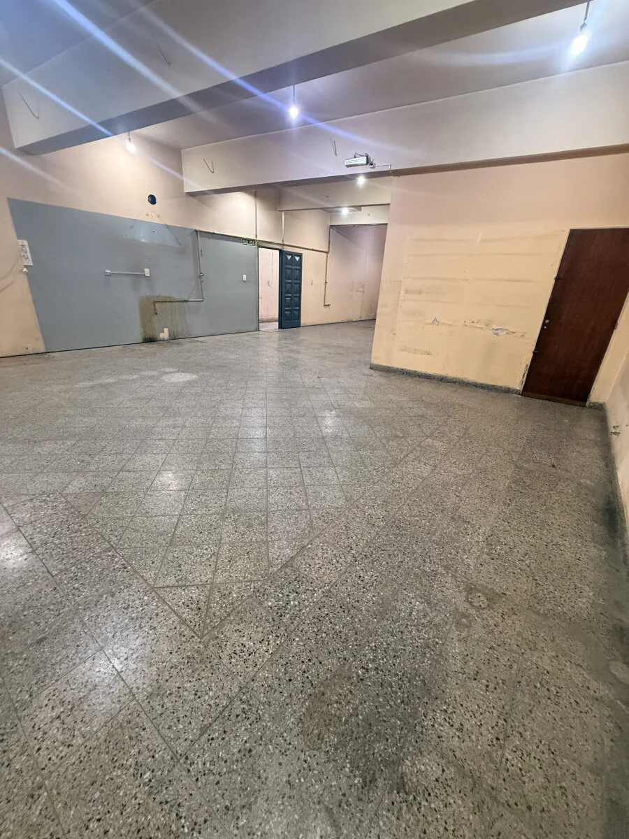 Local de 298 m² en Alquiler en Villa Luzuriaga foto 3