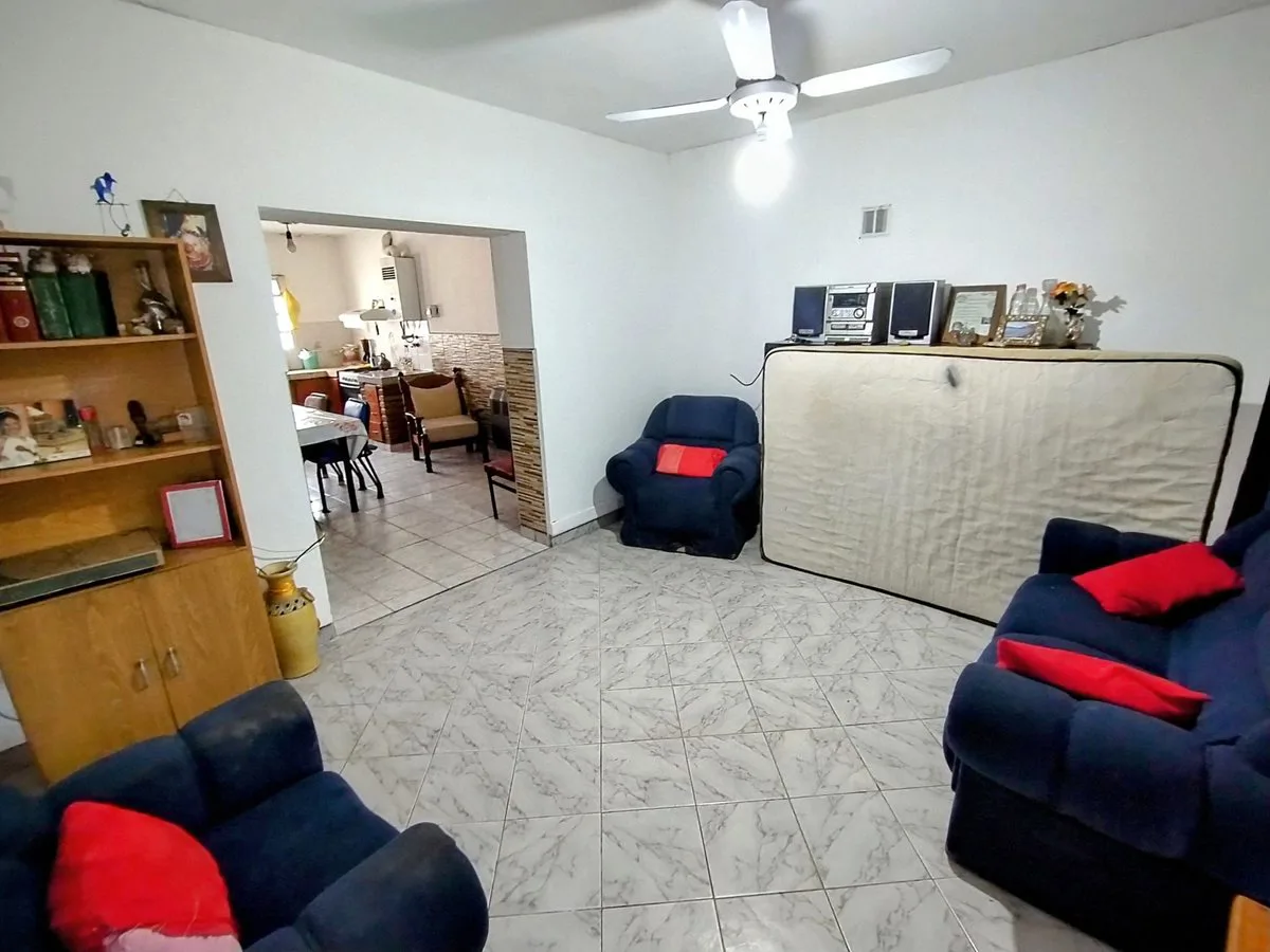 VENTA CASA 2 DORMITORIOS Y PATIO (CRESPO AL 4000) foto 2