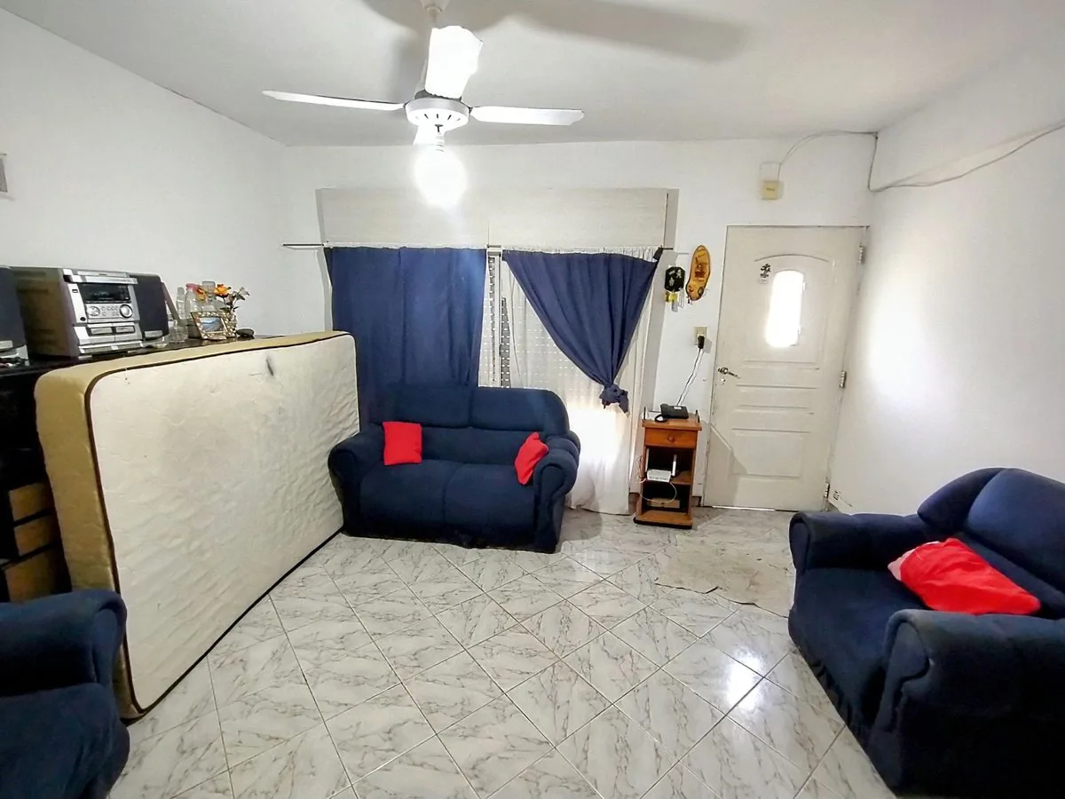 VENTA CASA 2 DORMITORIOS Y PATIO (CRESPO AL 4000) foto 3