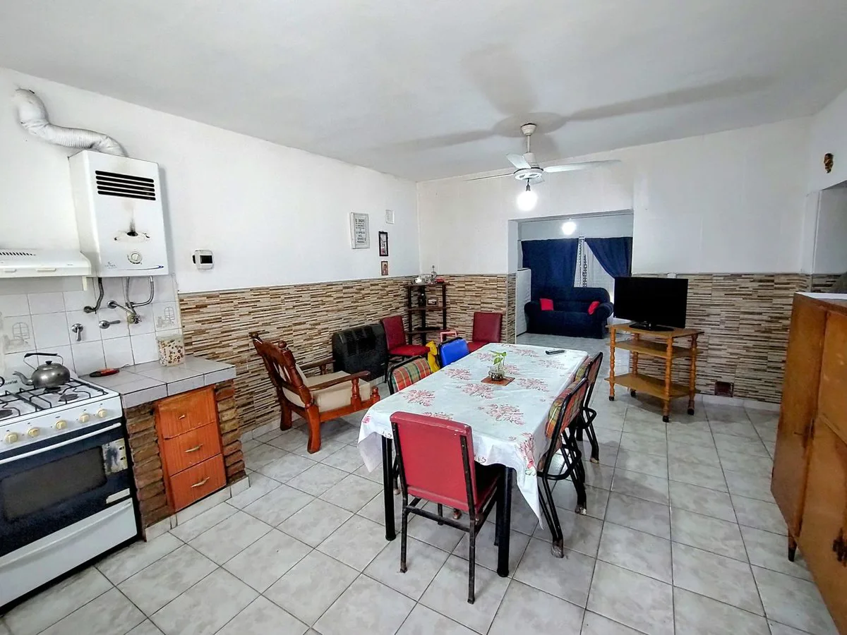 VENTA CASA 2 DORMITORIOS Y PATIO (CRESPO AL 4000) foto 4