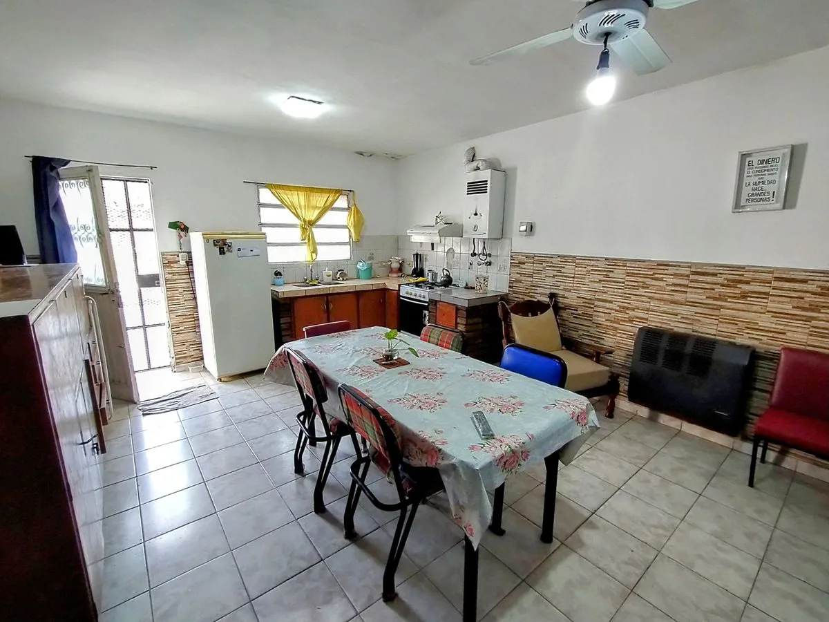 VENTA CASA 2 DORMITORIOS Y PATIO (CRESPO AL 4000) foto 5