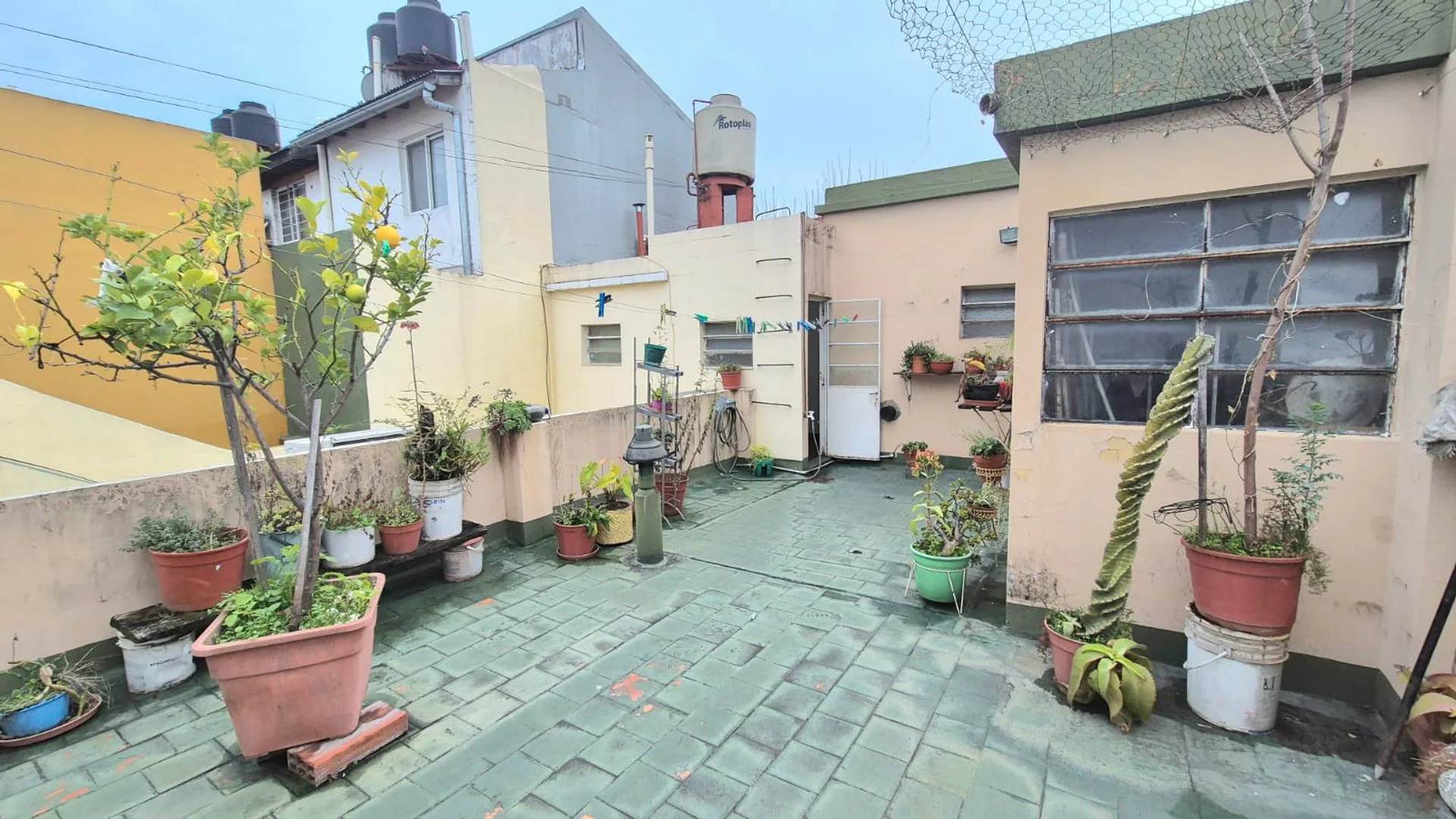 PH EN 2 PLANTAS 5 AMBIENTES CON PATIO Y TERRAZA