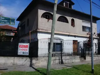 EXCELENTE CASA EN 2 PLANTAS ZONA CHILAVERT. foto 1