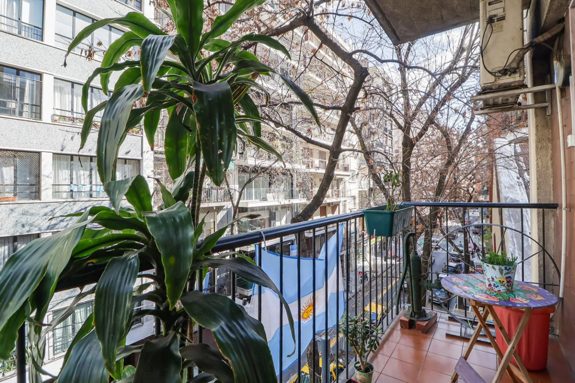 VENTA DPTO 4 AMB CON BALCON Y COCHERA RECOLETA foto 2