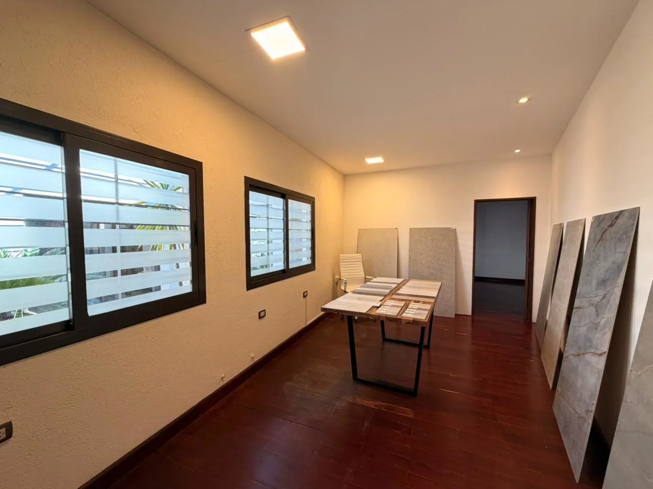 Oficina en Alquiler | Barrio Jardin | PB con Patio | A/A Instalados | Excelente Ubicacion foto 2