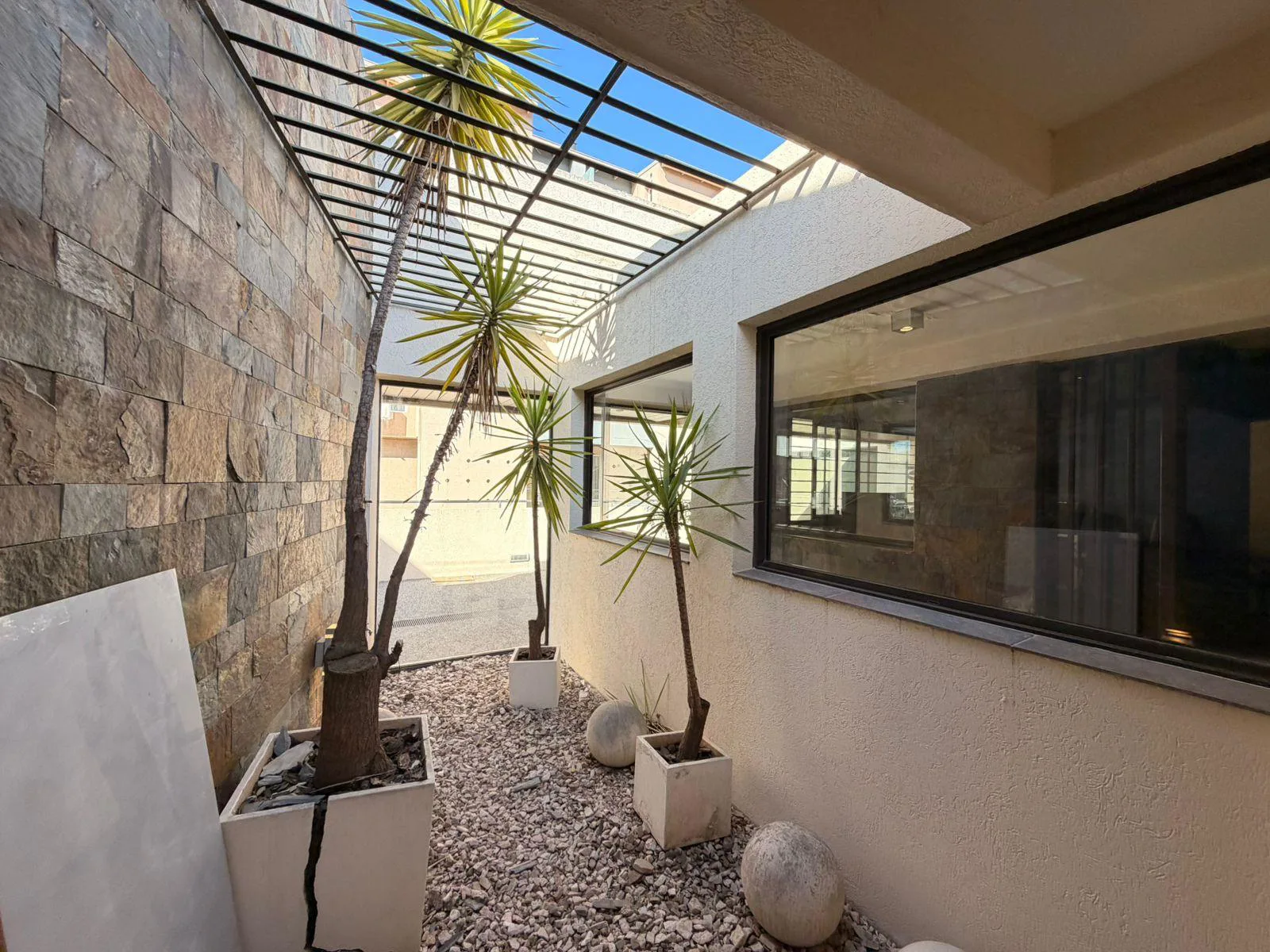 Oficina en Alquiler | Barrio Jardin | PB con Patio | A/A Instalados | Excelente Ubicacion foto 3