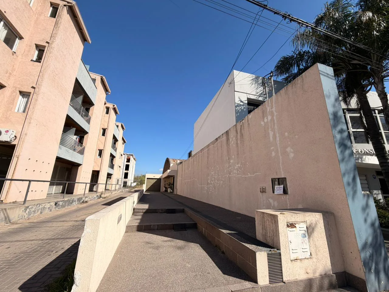 Oficina en Alquiler | Barrio Jardin | PB con Patio | A/A Instalados | Excelente Ubicacion foto 4