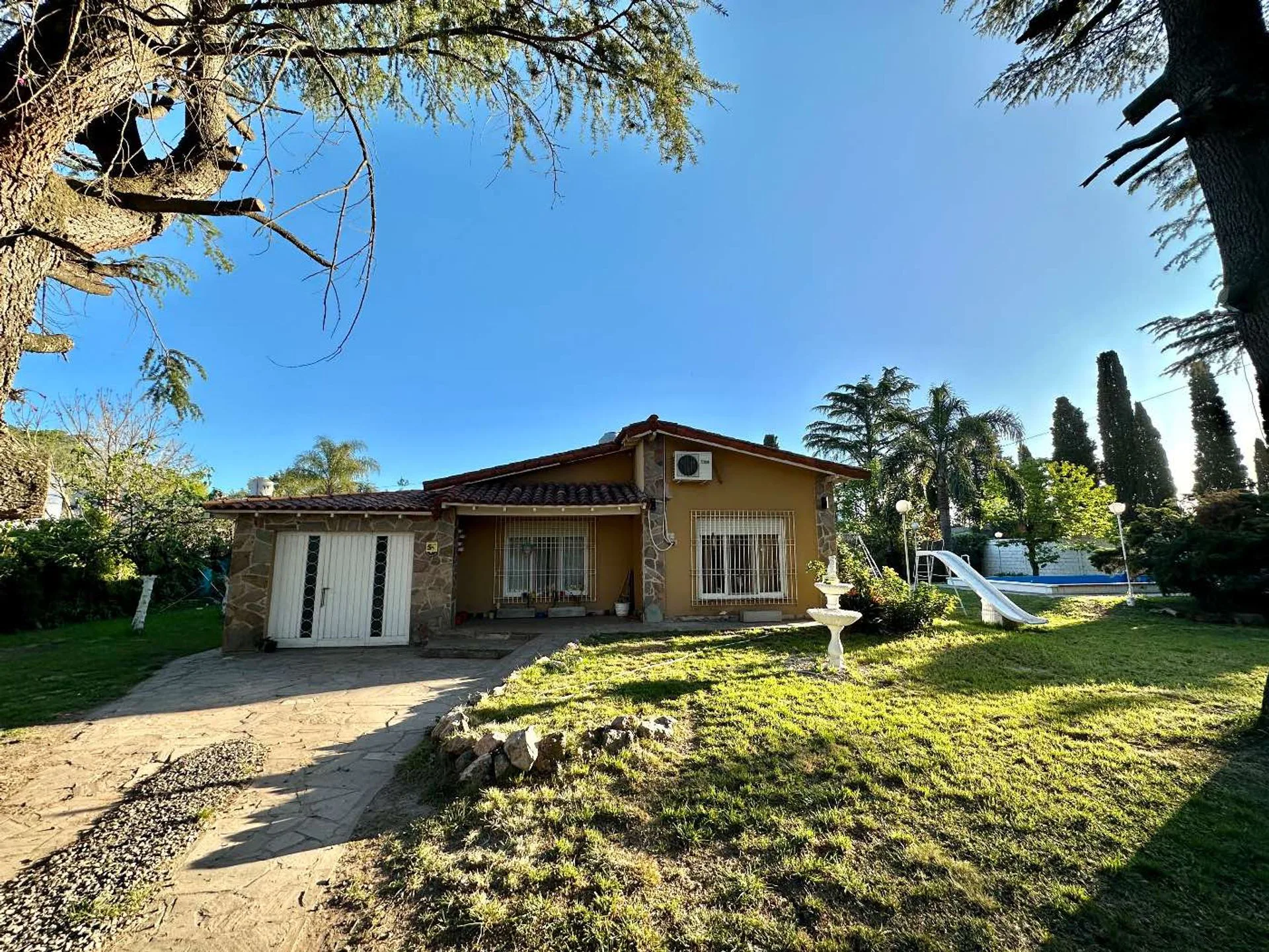 VENTA CASA QUINTA CON PARQUE Y PILETA EN MORENO foto 2
