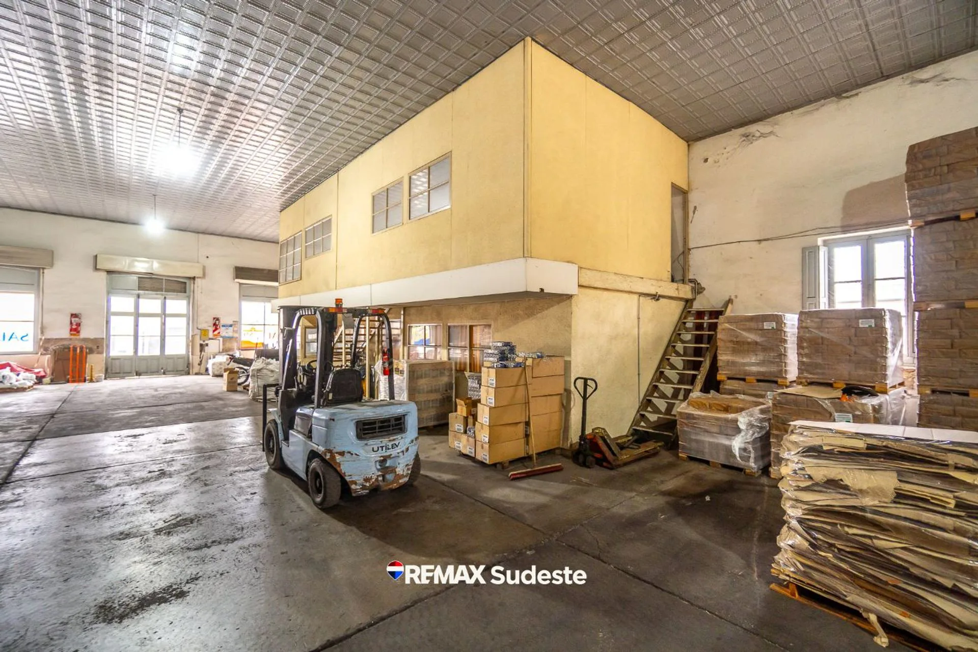 Importante deposito comercial ubicado Santa Fe 452 foto 5