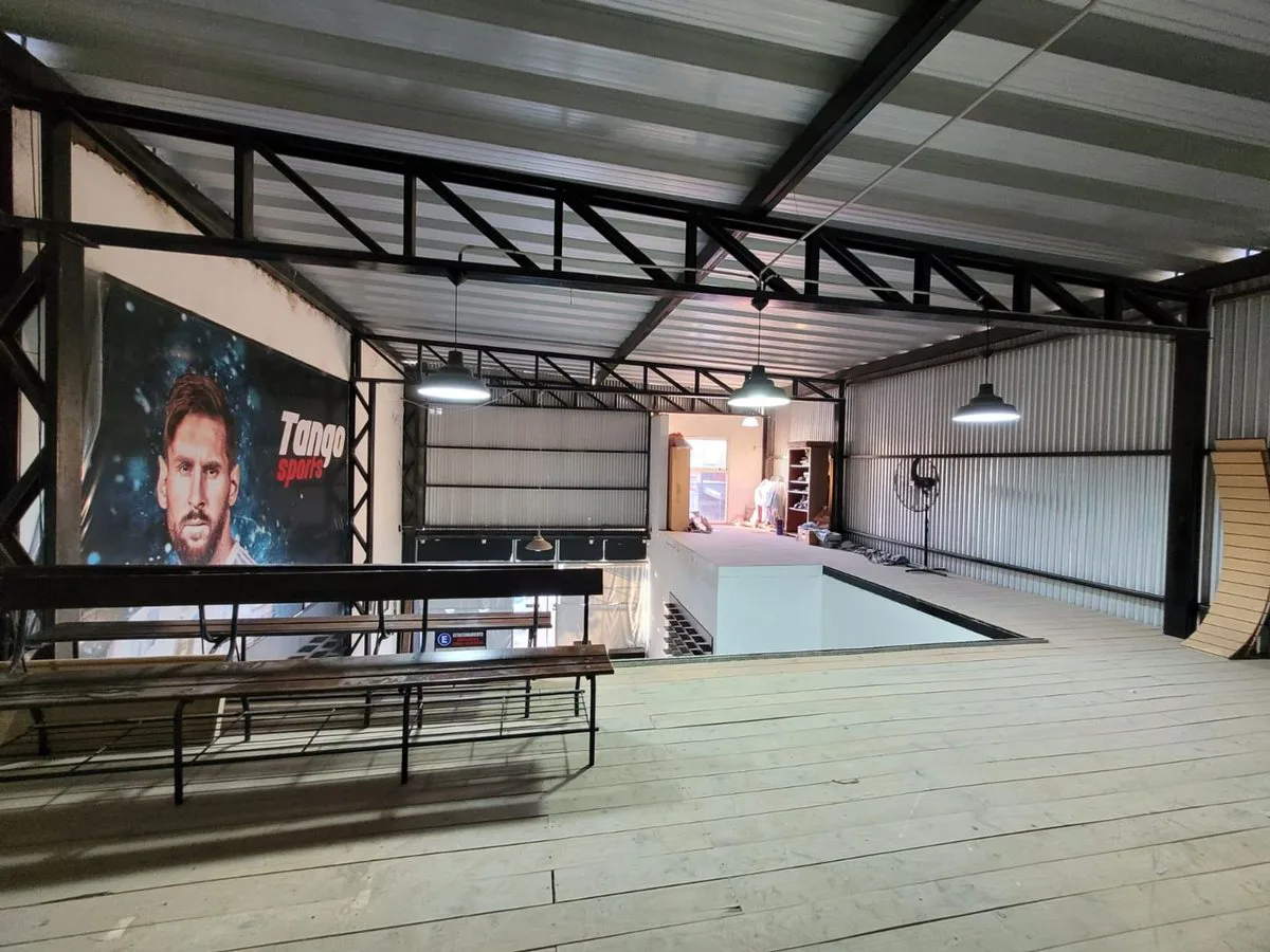 SE VENDE LOCAL COMERCIAL+DEPTO. INTERNO C/ COCHERA foto 2