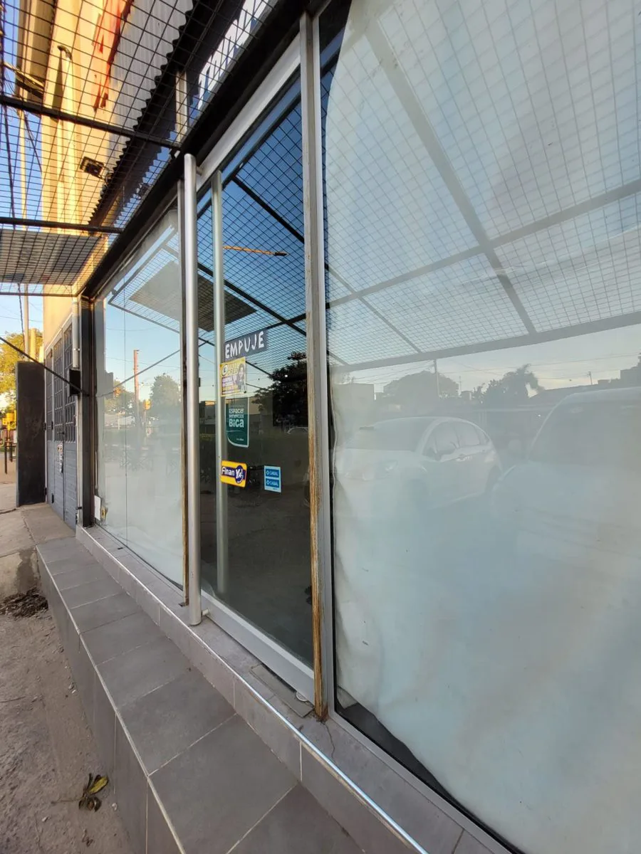 SE VENDE LOCAL COMERCIAL+DEPTO. INTERNO C/ COCHERA foto 3