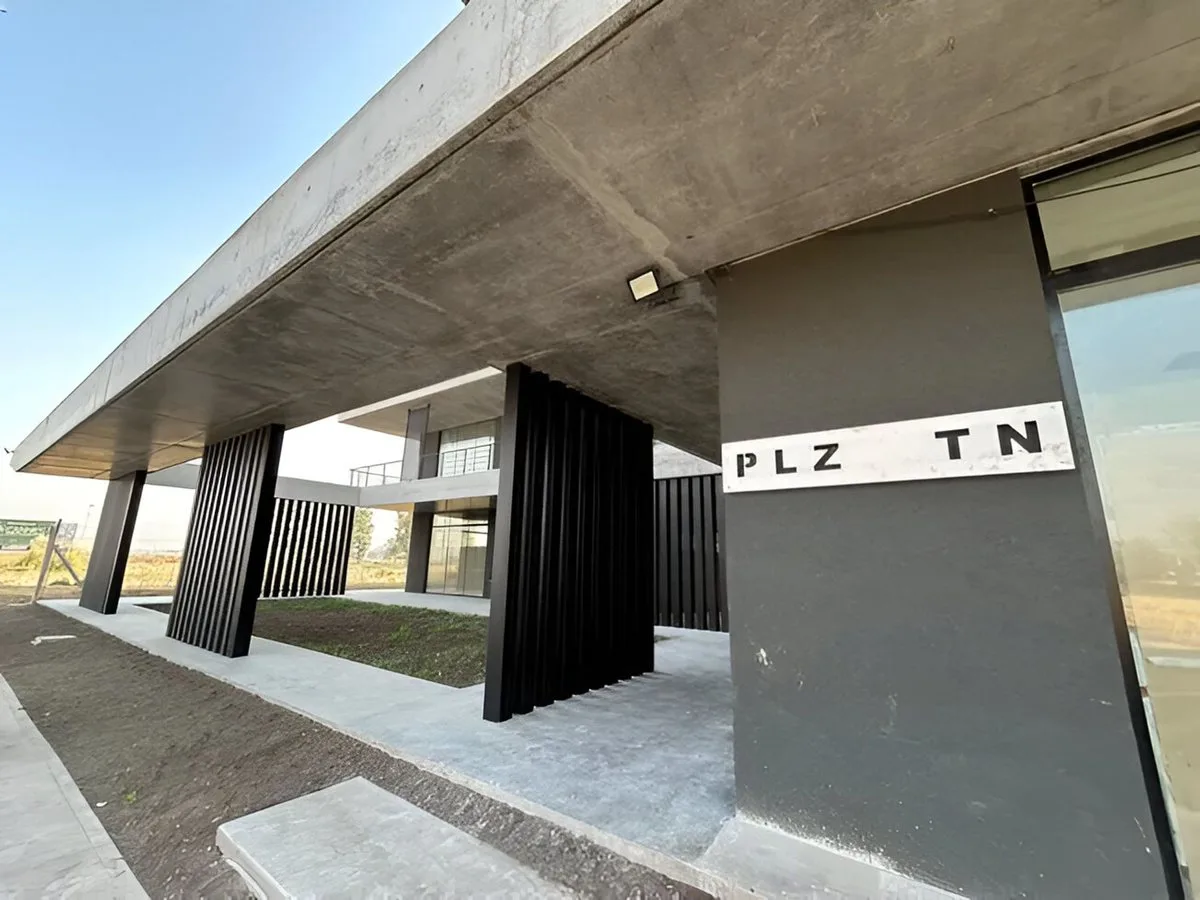LOCAL EN ALQUILER EN PLAZA TIERRA NUEVA – 100 m² foto 2