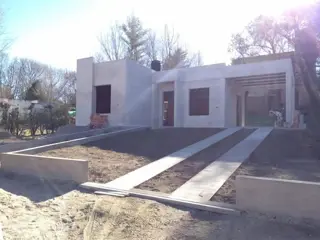 HERMOSA CASA A UNA CUADRA DEL RIO  SAN ANTONIO CASA A ESTRENAR foto 5