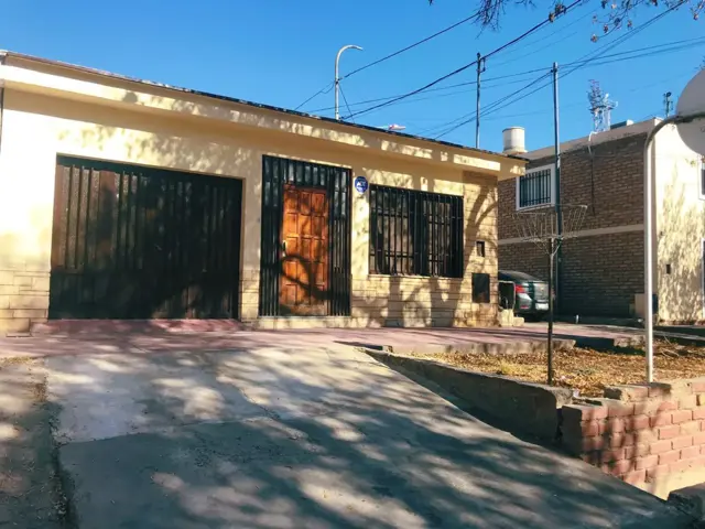 ALQUILA CASA EN GODOY CRUZ 4 DORMITORIOS COCHERA