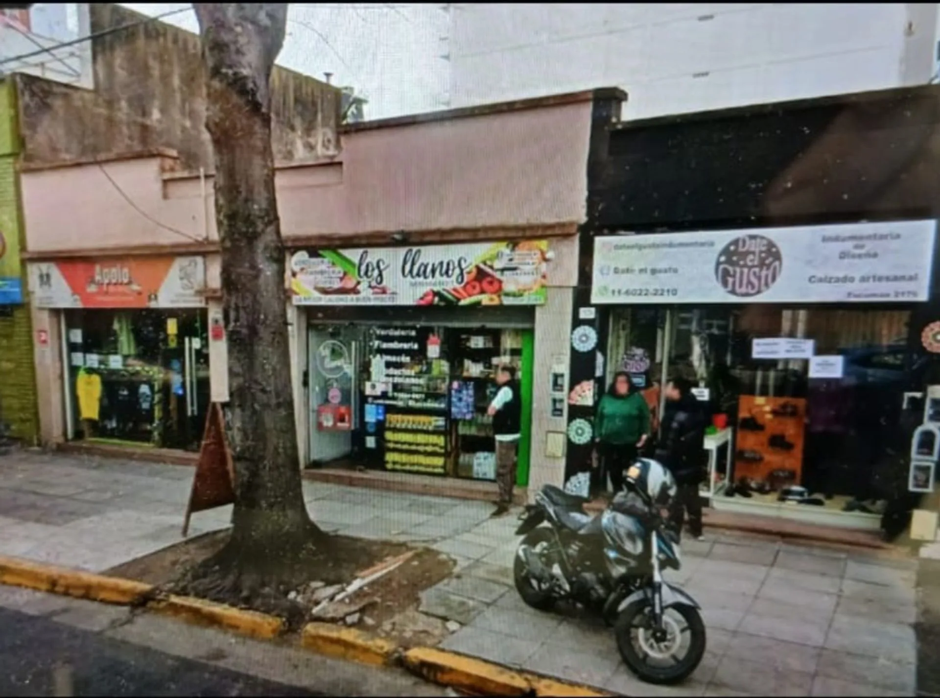 LOCALES COMERCIALES CON RENTA + CASA A REFACCIONAR foto 2
