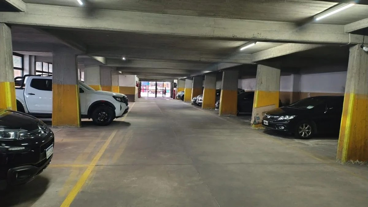 COCHERA EN VENTA! SEGURIDAD 24/7 SOBRE AVENIDA foto 2