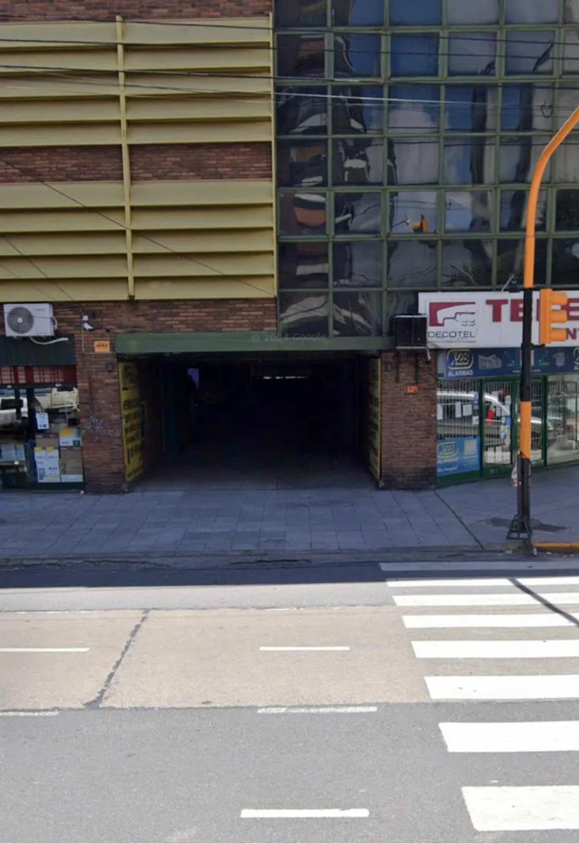 COCHERA EN VENTA! SEGURIDAD 24/7 SOBRE AVENIDA foto 3