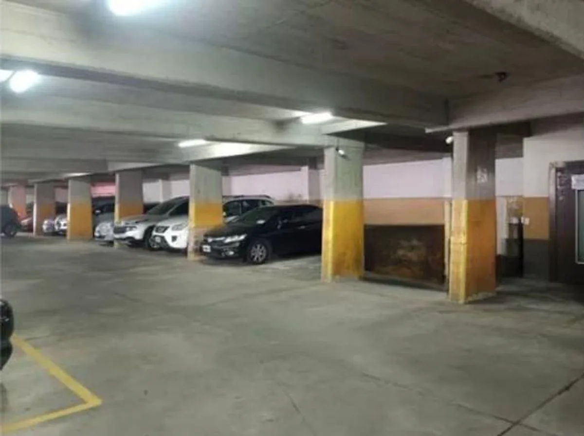 COCHERA EN VENTA! SEGURIDAD 24/7 SOBRE AVENIDA foto 4