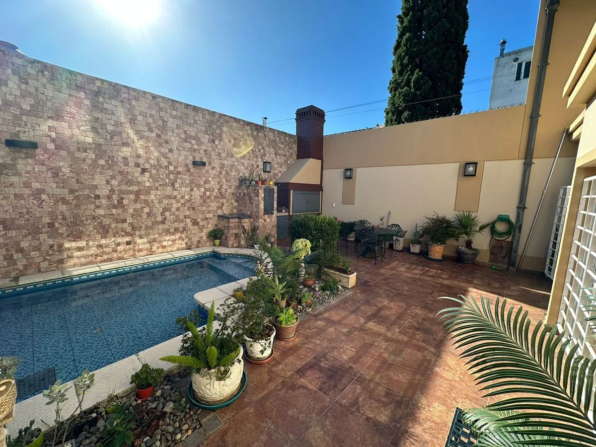 Venta Casa de 5 ambientes con Pileta en Liniers foto 2