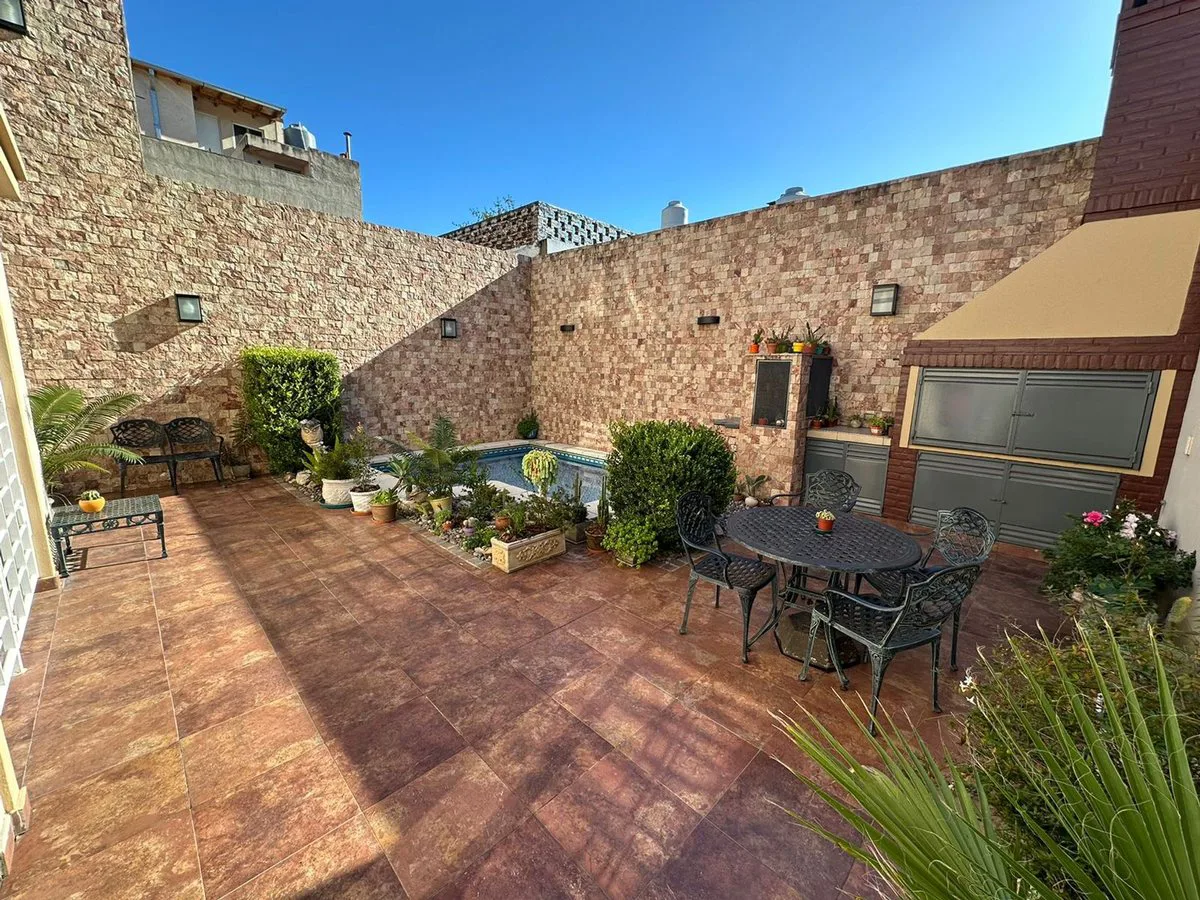 Venta Casa de 5 ambientes con Pileta en Liniers foto 4