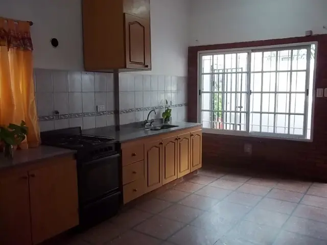 DEPARTAMENTO TIPO CASA 2 AMBIENTES EN ALQUILER ISIDRO CASANOVA.-