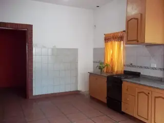 DEPARTAMENTO TIPO CASA 2 AMBIENTES EN ALQUILER ISIDRO CASANOVA.- foto 5