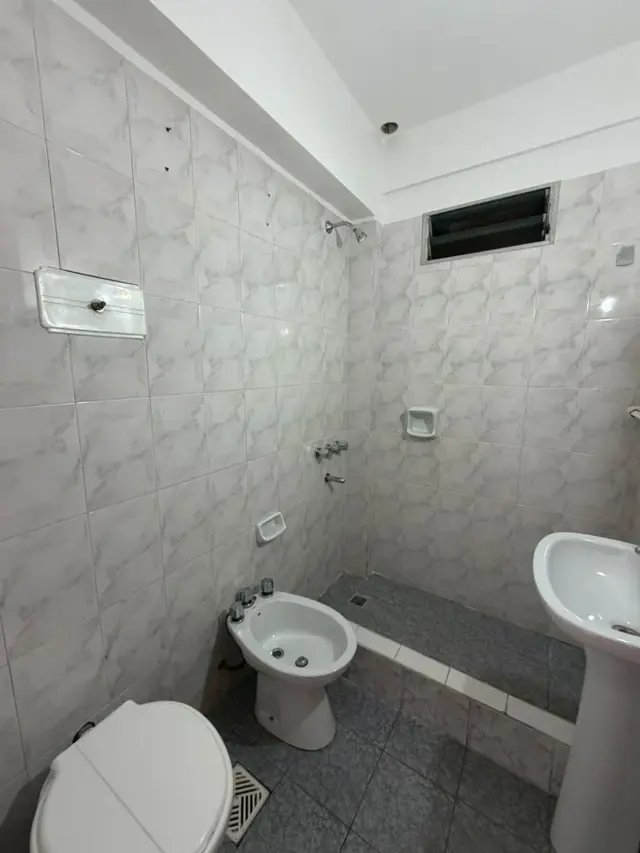 DEPARTAMENTO DE 2 AMBIENTES 1° PISO AL FRENTE CON BALCÓN SOBRE AV. ARIETA, EXCELENTE UBICACIÓN