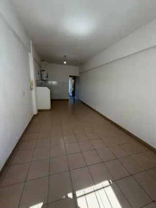 DEPARTAMENTO DE 2 AMBIENTES 1° PISO AL FRENTE CON BALCÓN SOBRE AV. ARIETA, EXCELENTE UBICACIÓN foto 2