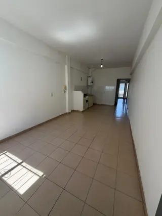 DEPARTAMENTO DE 2 AMBIENTES 1° PISO AL FRENTE CON BALCÓN SOBRE AV. ARIETA, EXCELENTE UBICACIÓN foto 3