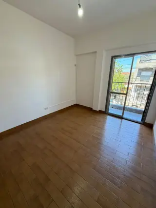DEPARTAMENTO DE 2 AMBIENTES 1° PISO AL FRENTE CON BALCÓN SOBRE AV. ARIETA, EXCELENTE UBICACIÓN foto 5