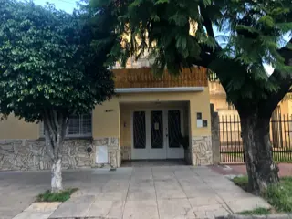 EXCELENTE CASA  DE 4 AMBIENTES EN RAMOS MEJÍA foto 1