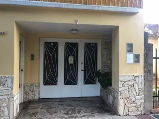 EXCELENTE CASA  DE 4 AMBIENTES EN RAMOS MEJÍA foto 2