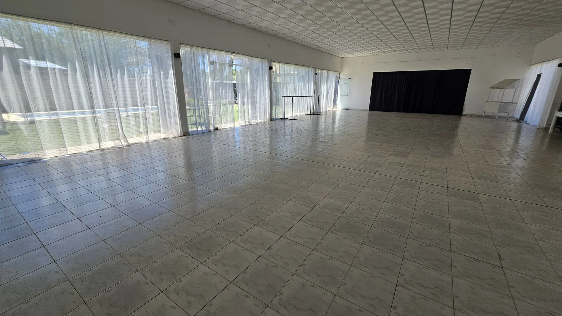 ALQUILER DE GRAN SALON COMERCIAL EN SAUCE VIEJO foto 2