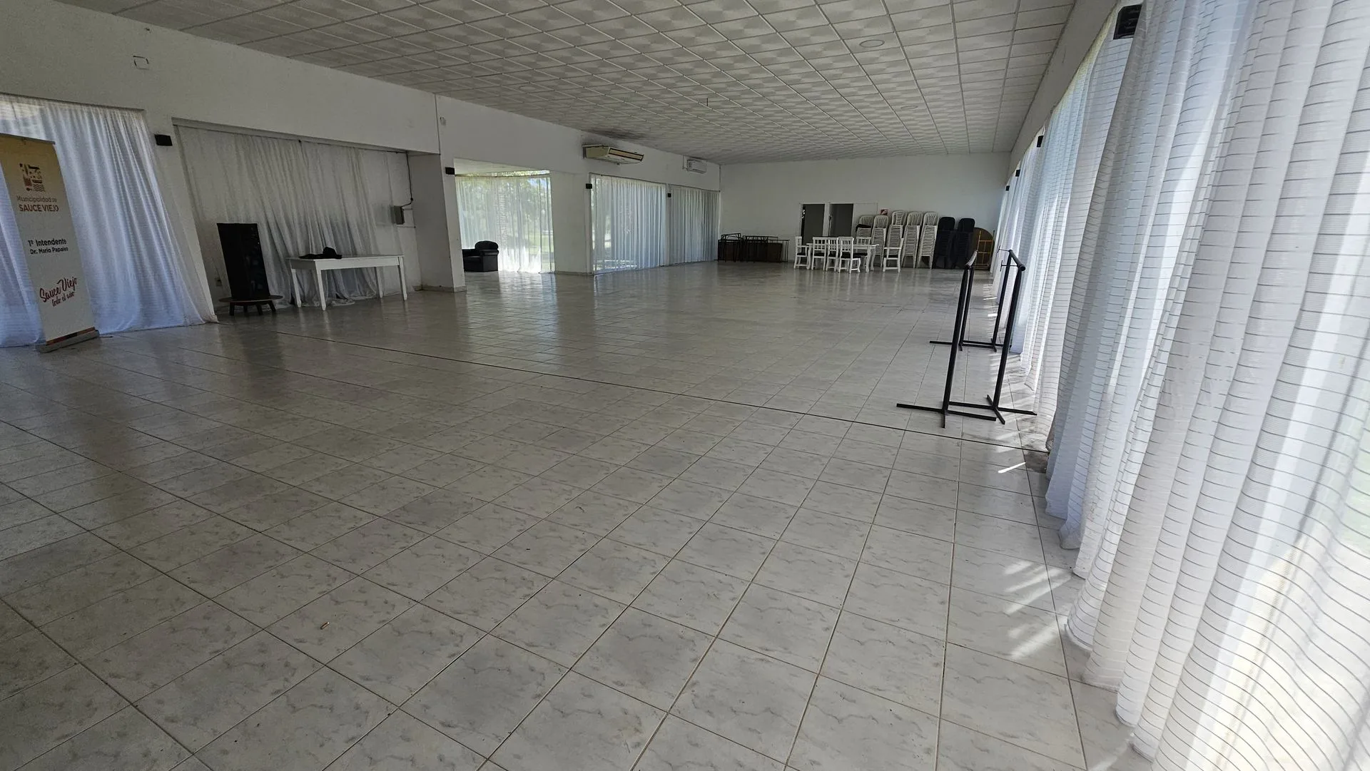 ALQUILER DE GRAN SALON COMERCIAL EN SAUCE VIEJO foto 3