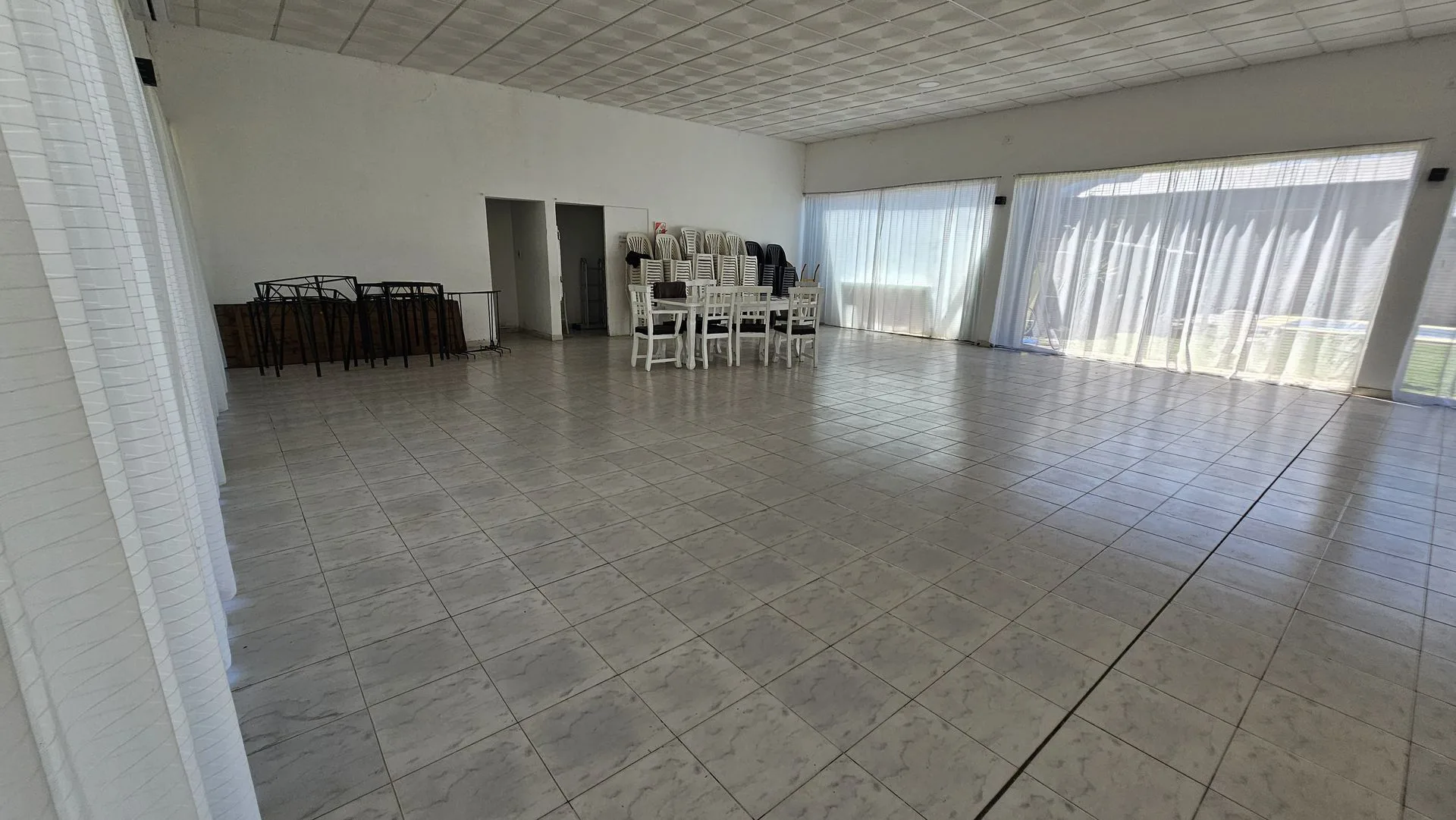 ALQUILER DE GRAN SALON COMERCIAL EN SAUCE VIEJO foto 4
