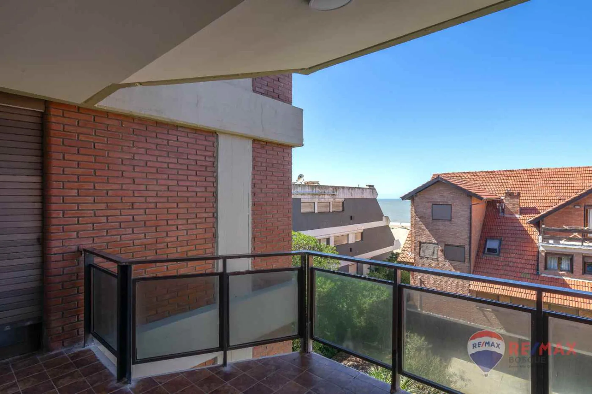 DEPARTAMENTO VENTA PINAMAR 5 AMB COCHERA MTS PLAYA foto 2
