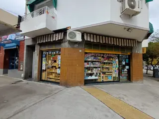 Local Comercial en Esquina sobre Avenida Alvarez Jonte. foto 2