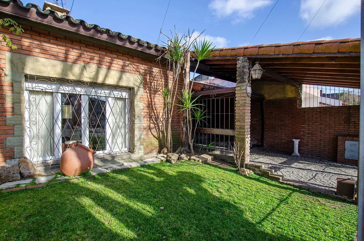CASA TIPO CHALET EN VENTA CON PILETA Y GRAN PARQUE