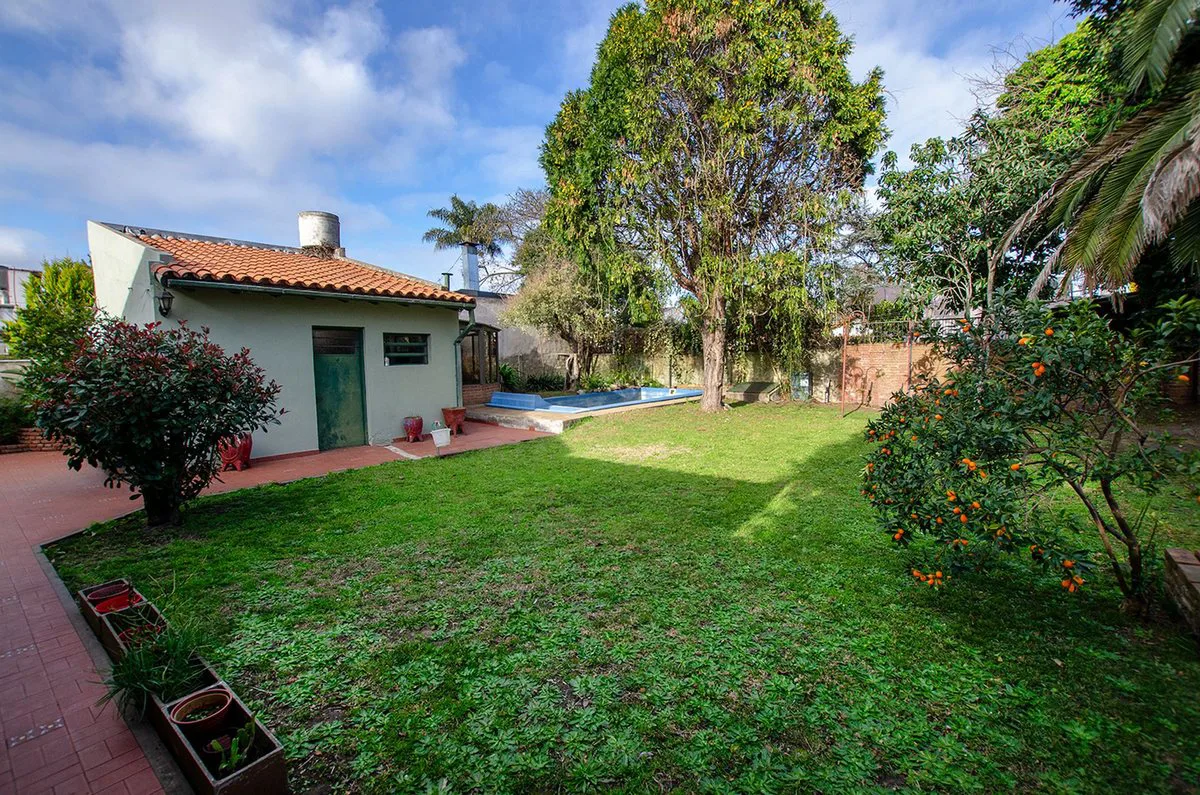 CASA TIPO CHALET EN VENTA CON PILETA Y GRAN PARQUE foto 2