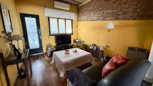 Casa en venta de dos dormitorios APTO CRÉDITO - Rosario, Azcuénaga