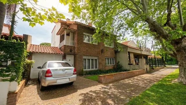 VENTA CHALET 4 AMB CON PILETA EN ADROGUE