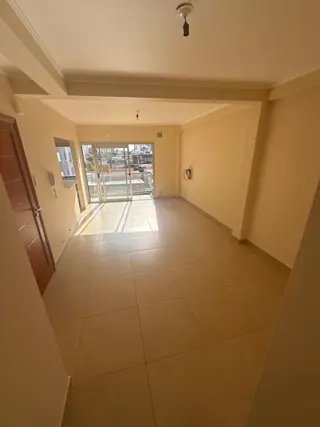 ALQUILER DE DEPARTAMENTO DE DOS DORMITORIOS CON COCHERA UBICADO EN ZONA CENTRO foto 1