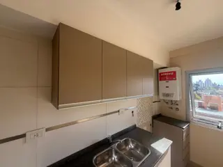 ALQUILER DE DEPARTAMENTO DE DOS DORMITORIOS CON COCHERA UBICADO EN ZONA CENTRO foto 2