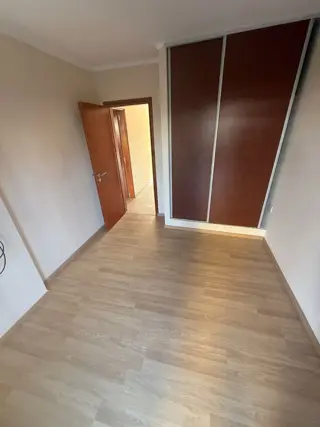 ALQUILER DE DEPARTAMENTO DE DOS DORMITORIOS CON COCHERA UBICADO EN ZONA CENTRO foto 3