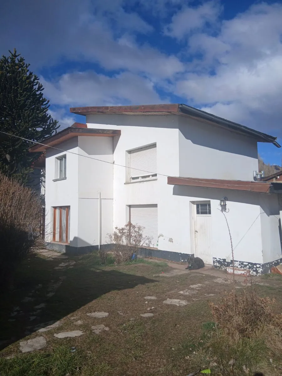 Sólida Casa de 224 m² en Dos Plantas – Estilo Patagónico sobre Ruta 40, El Maitén foto 2