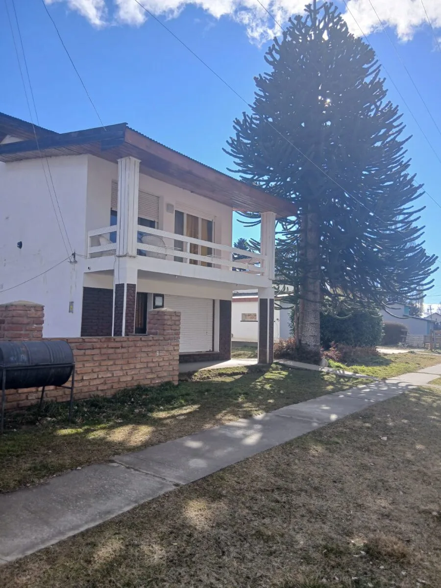 Sólida Casa de 224 m² en Dos Plantas – Estilo Patagónico sobre Ruta 40, El Maitén foto 3
