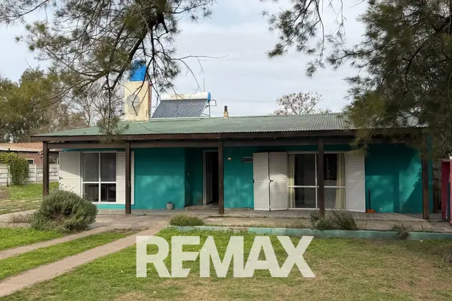 Casa con quincho pileta y local en Melincue
