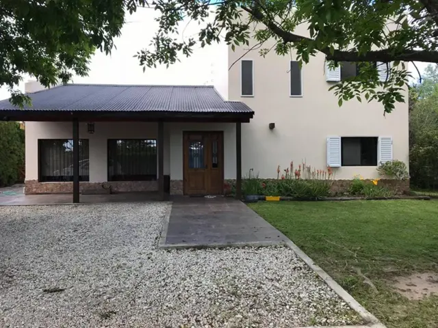 Casa en Venta en 2 Plantas en Barrio Privado Village del Parque