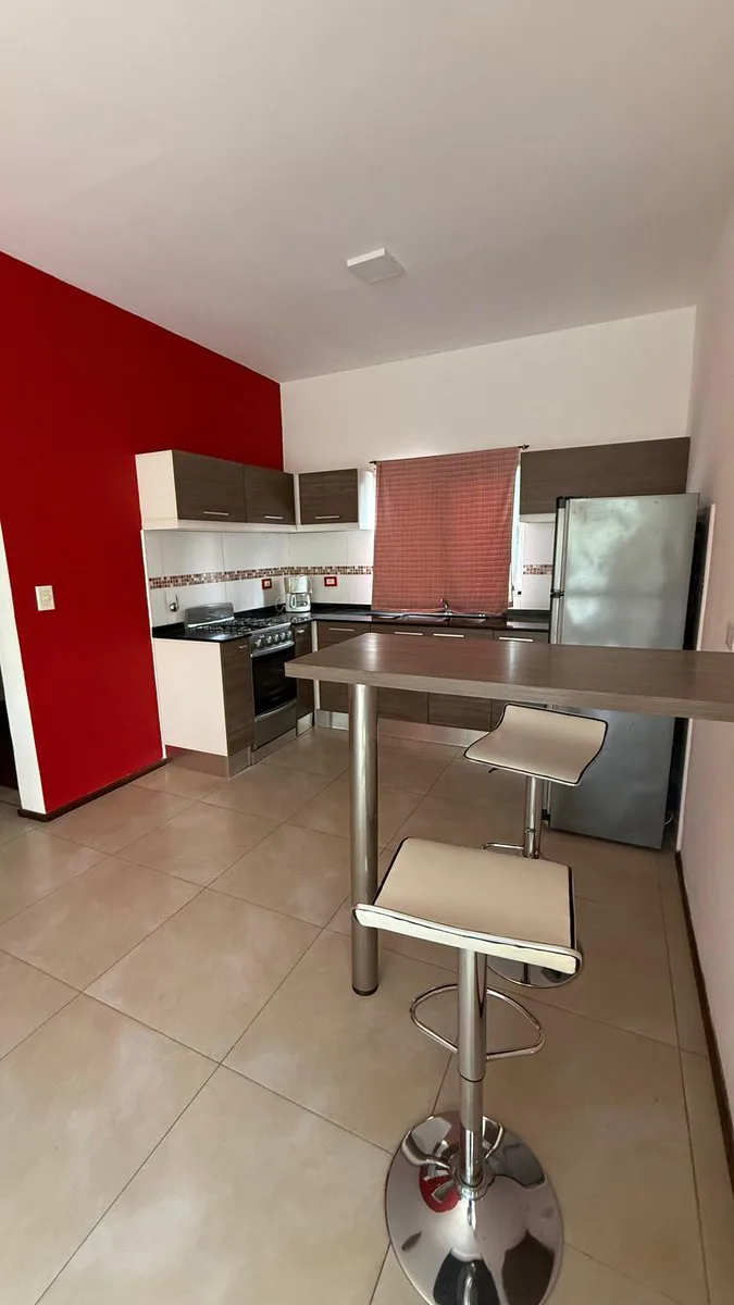 VENTA CASA UN DORMITORIO + 8 COCHERAS foto 2